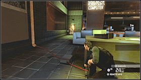 Pierwsza grupka przeciwników pojawi się w prawej windzie #1 , kolejni przeciwnicy pojawią się w oddali, a trzecia grupka skorzysta z lewej windy #2 - Laboratoria White Box (5) | Opis przejścia - Tom Clancys Splinter Cell: Conviction - poradnik do gry