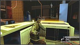 W trakcie tej bitwy radzę przede wszystkim korzystać z granatów i zdalnie odpalanych min, gdyż celnie rzuty pozwolą Ci na jednoczesne wyeliminowanie nawet kilku celów #1 - Laboratoria White Box (5) | Opis przejścia - Tom Clancys Splinter Cell: Conviction - poradnik do gry