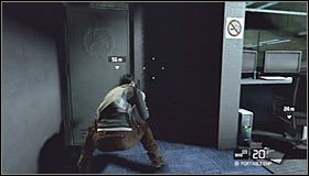 Niezależnie od wybranej wersji po znalezieniu się wewnątrz budki kucnij #1 tak by nie zostać przez nikogo zauważonym - Sztab Wydziału Trzeciego (1) | Opis przejścia - Tom Clancys Splinter Cell: Conviction - poradnik do gry