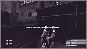 Ja polecam zbliżyć się do pomieszczenia z inżynierem poprzez skorzystanie z balustrad znajdujących się na lewo #1 i na prawo od tej budki #2 - Zbiornik przy Michigan Ave. (1) | Opis przejścia - Tom Clancys Splinter Cell: Conviction - poradnik do gry