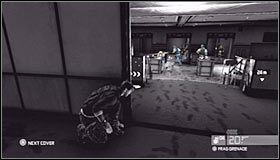 Możesz tu wybierać dwoma przejściami prowadzącymi do kolejnego pomieszczenia - lewym #1 i centralnym #2 - Centrum miasta (1) | Opis przejścia | Tom Clancys Splinter Cell Conviction - Tom Clancys Splinter Cell: Conviction - poradnik do gry