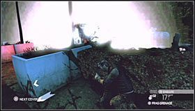 Musisz tu szybko kucnąć, bo w Twoją stronę zmierza dość liczna grupka - Centrum miasta (3) | Opis przejścia | Tom Clancys Splinter Cell Conviction - Tom Clancys Splinter Cell: Conviction - poradnik do gry