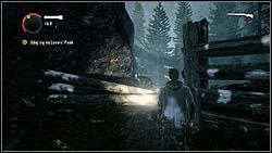 Następny termos stoi na skałach, za uszkodzonym ogrodzeniem, nieopodal czerwonej skrzynki z wyposażeniem, budki telefonicznej (uszkodzonej siekierą) i latarni zasilanej generatorem - Alan Wake: Termosy odc. 2, Opętany - lokacje, znajdźki - Alan Wake - poradnik do gry