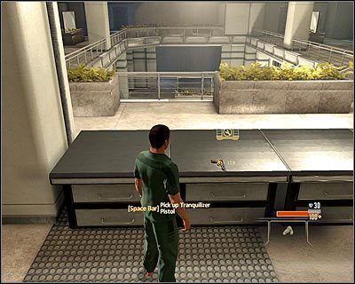 Powróć do oznaczonego przez grę biurka (M1, 4) i zabierz pistolet z amunicją usypiającą - Graybox - Opis przejścia (1) | Prolog Alpha Protocol - Alpha Protocol - poradnik do gry