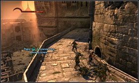 Książę bardzo sprawnie radzi sobie z bieganiem po ścianach, więc stojąc przy krawędzi przepaści przytrzymaj odpowiednie klawisze na kontrolerze aż do czasu, kiedy znajdziesz się bezpiecznie po drugiej stronie - Blanki | Opis przejścia Prince of Persia Zapomniane Piaski - Prince of Persia: Zapomniane Piaski - poradnik do gry