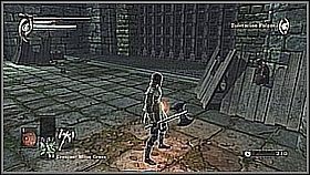 Nie wbiegamy od razu na samą górę - zatrzymujemy się na płaskiej części schodów i zwabiamy dwójkę wrogów - Demons Souls: Boletarian Palace (1) - solucja, opis przejścia - Demons Souls - poradnik do gry