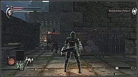 Po wyczyszczeniu okolicy przed bramą skręcamy w lewo, w stronę jednej z wież - na schodkach jest wróg, którego oczywiście ubijamy - Demons Souls: Boletarian Palace (1) - solucja, opis przejścia - Demons Souls - poradnik do gry