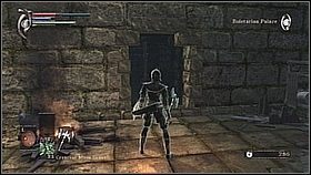 Teraz biegniemy w stronę łucznika, mijamy platformę (uważając na dziurę w ziemi po lewej - Demons Souls: Boletarian Palace (1) - solucja, opis przejścia - Demons Souls - poradnik do gry
