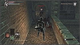 Za mgłą zbiegamy w prawo po schodach i na dole zawracamy - zobaczymy wybuchowe beczki i przeciwnika w pomieszczeniu - Demons Souls: Boletarian Palace (2) - solucja, opis przejścia - Demons Souls - poradnik do gry