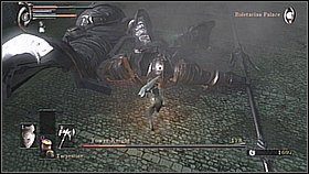 Uszkodzenie dwóch ścięgien spowoduje, że rycerz upadnie (odskakujemy od jego ciała - może nas przygnieść, a wstrząs uderzenia o ziemię ogłusza - Demons Souls: Tower Knight - solucja, opis przejścia - Demons Souls - poradnik do gry