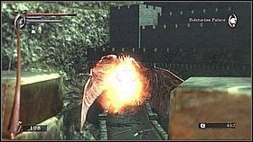 Teraz stajemy na środku wieży przodem do fragmentu muru, nad którym co kilka sekund przelatuje smok - Demons Souls: Red Dragon - solucja, opis przejścia - Demons Souls - poradnik do gry