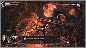 Gdy zbliżymy się do wieży przystajemy i czekamy aż przeciwnicy zrzucą kamień - teraz przebiegamy do wejścia - Demons Souls: Stonefang Tunnel (1) - solucja, opis przejścia - Demons Souls - poradnik do gry