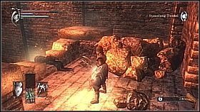 W tym pomieszczeniu jest Fat Official - gruby przeciwnik z biczem i czarem kuli ognia - Demons Souls: Stonefang Tunnel (1) - solucja, opis przejścia - Demons Souls - poradnik do gry