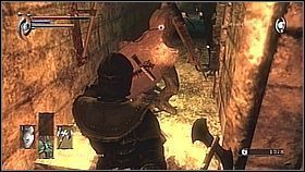 Cofamy się do pomieszczenia wcześniejszego - tutaj w bocznej ścianie jest małe przejście, w którym stoi górnik - Demons Souls: Stonefang Tunnel (1) - solucja, opis przejścia - Demons Souls - poradnik do gry