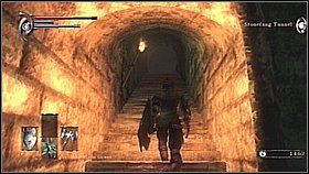 Udajemy się dalej, mijając wejście do małego pokoiku z wózkami górniczymi, i za następnym zakrętem wchodzimy właśnie do tej komnaty (od innej strony) - tu znajdziemy kolejną broń do kolekcji (Pickaxe ) - Demons Souls: Stonefang Tunnel (1) - solucja, opis przejścia - Demons Souls - poradnik do gry