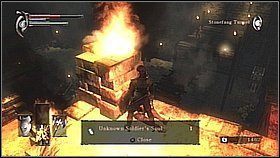 Trafimy do otwartego pomieszczenia - na wprost zobaczymy Fat Official , który będzie do nas pruł przez najbliższe kilka minut (oczywiście omijamy kule ognia) - Demons Souls: Stonefang Tunnel (1) - solucja, opis przejścia - Demons Souls - poradnik do gry