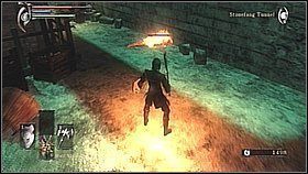 Teraz zeskakujemy na dół i ponownie wchodzimy na górę przejściem, z którego wcześniej wyskoczyły psy (wąskie korytarze) - Demons Souls: Stonefang Tunnel (2) - solucja, opis przejścia - Demons Souls - poradnik do gry