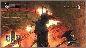 Za zakrętem zobaczymy po prawej okrągłą komnatę z balustradą, lawą w dole, jaszczurami na ścianach i przedmiotem po przeciwległej stronie - Demons Souls: Stonefang Tunnel (2) - solucja, opis przejścia - Demons Souls - poradnik do gry