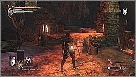 Z drugiej strony tej półki skalnej jest zejście po drewnianych schodach - na dole aktywujemy windę (przełącznikiem), [1] dzięki której zawsze będziemy mogli dostać się szybko do tej części poziomu i jednocześnie odwiedzimy nowego kowala na dole - Demons Souls: Stonefang Tunnel (2) - solucja, opis przejścia - Demons Souls - poradnik do gry