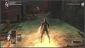 Zaraz pod półką, pomiędzy skrzyniami, znajdziemy Steel Shield - Demons Souls: Stonefang Tunnel (3) - solucja, opis przejścia - Demons Souls - poradnik do gry