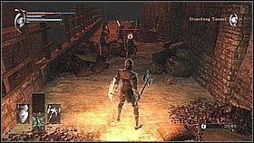 Grupę można ominąć i pobiec mostem w lewo (droga prowadzi po schodach w stronę wieży) - Demons Souls: Stonefang Tunnel (3) - solucja, opis przejścia - Demons Souls - poradnik do gry