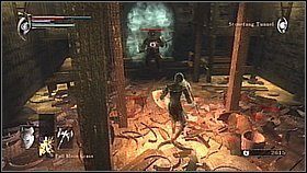 Pomieszczenie na dole to kolejna pułapka - jest w nim mnóstwo wybuchowych beczek oraz Fat Official , który miota kulami ognia - Demons Souls: Stonefang Tunnel (3) - solucja, opis przejścia - Demons Souls - poradnik do gry
