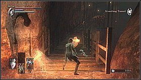 Przechodzimy przez mgłę i od razu obracamy się w prawo - za wozem jest Stone of Ephemeral Eyes - Demons Souls: Stonefang Tunnel (3) - solucja, opis przejścia - Demons Souls - poradnik do gry