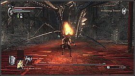 Po 2-3 atakach odnogami pająk zatrzęsie się i walnie korpusem o ziemię - teraz podbiegamy i zadajemy ciosy, dopóki się nie podniesie - Demons Souls: Armor Spider - solucja, opis przejścia - Demons Souls - poradnik do gry