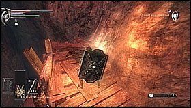 Schodzimy na niższą ścieżkę i biegniemy na wprost - trafimy na rozwidlenie: jedna droga poprowadzi w dół, a druga po górę - Demons Souls: Armor Spider Archstone - Lewy korytarz (1) - solucja - Demons Souls - poradnik do gry