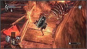 Po ubiciu większego robala wracamy do punkty wyjścia, czyli korytarza, z którego wyszliśmy na zewnątrz i miejsca, gdzie stał Patches - Demons Souls: Armor Spider Archstone - Lewy korytarz (2) - solucja - Demons Souls - poradnik do gry