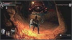 Po wejściu do tunelu najpierw skręcamy w prawo - na końcu znajdziemy Storied Soldiers Soul - Demons Souls: Armor Spider Archstone - Lewy korytarz (2) - solucja - Demons Souls - poradnik do gry