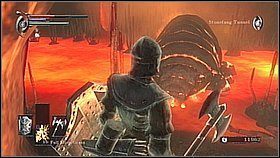 Na wprost jest dość charakterystyczne miejsce - widać w nim pomarańczową poświatę - Demons Souls: Armor Spider Archstone - Lewy korytarz (2) - solucja - Demons Souls - poradnik do gry