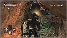 Dotrzemy do kolejnego, dobrze oświetlonego rozwidlenia [1] - udając się w lewo znajdziemy Dragon Long Sword +1 - Demons Souls: Armor Spider Archstone - Lewy korytarz (2) - solucja - Demons Souls - poradnik do gry