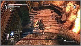 W powyższy sposób przechodzimy pierwszą część areny - dotrzemy na schody i pierwszej balisty - Demons Souls: Flamelurker Archstone - solucja, opis przejścia - Demons Souls - poradnik do gry