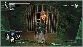 Balkon jest patrolowany przez kolejnego wroga - eliminujemy go po czym otwieramy przejście z drugiej strony - Demons Souls: Tower of Latria (2) - solucja, opis przejścia - Demons Souls - poradnik do gry