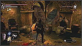 Teraz biegniemy lewą stroną bloku wzdłuż izolatek - w jednej z nich znajdziemy duszę, a na końcu korytarza Silver Bracelets i pełny zestaw zbroi Fluted (wyposażenie rycerza) - Demons Souls: Tower of Latria (2) - solucja, opis przejścia - Demons Souls - poradnik do gry