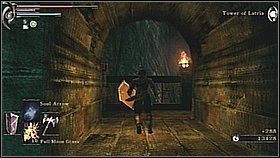 Przebiegamy na wprost przez kolejną okrągłą platformę i szykujemy się na atak - tym razem nastąpi z nieba (dwie figury koło nas są więc martwe) - Demons Souls: Fools Idol Archstone (1) - solucja, opis przejścia - Demons Souls - poradnik do gry