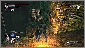 Biegnąć schodami w dół trafimy na gargulca - blokujemy jego ciosy i zabijamy go (nie robimy uników - łatwo spaść) - Demons Souls: Fools Idol Archstone (1) - solucja, opis przejścia - Demons Souls - poradnik do gry