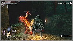Wróg jest dość silny, więc można zabić go z dystansu lub zaczaić się za murkiem po prawej - Demons Souls: Fools Idol Archstone (2) - solucja, opis przejścia - Demons Souls - poradnik do gry