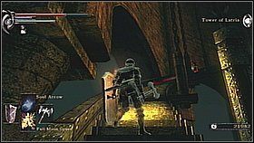 Przedostajemy się z powrotem i tym razem pniemy się do góry - trafimy na kręte i wąskie schody, które prowadzą na szczyt - Demons Souls: Fools Idol Archstone (2) - solucja, opis przejścia - Demons Souls - poradnik do gry