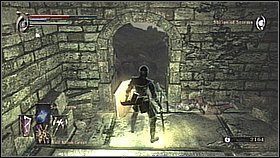 Nie rzucamy się wściekle na przeciwnika, ale skręcamy do korytarza wewnątrz muru - Demons Souls: Shrine of Storms (1) - solucja, opis przejścia - Demons Souls - poradnik do gry