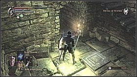 Na górze kierujemy się wzdłuż muru i po drodze zabijamy szkieleta - Demons Souls: Shrine of Storms (1) - solucja, opis przejścia - Demons Souls - poradnik do gry