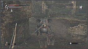 Czas pokonać Vanguarda - przeciwnik tak naprawdę jest słaby, ale aby zminimalizować ryzyko najłatwiej zabić go z łuku - Demons Souls: Shrine of Storms (2) - solucja, opis przejścia - Demons Souls - poradnik do gry