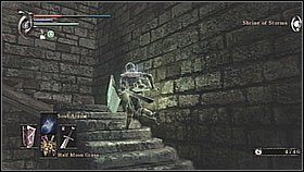 Na końcu korytarza trafimy na wspomnianego, kolejnego przeciwnika - Demons Souls: Shrine of Storms (2) - solucja, opis przejścia - Demons Souls - poradnik do gry
