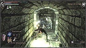 Wracamy do wcześniejszej wieży i schodzimy po schodkach, które prowadzą na ścianę - uderzając ją odkryjemy tajne przejście - Demons Souls: Shrine of Storms (2) - solucja, opis przejścia - Demons Souls - poradnik do gry