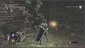 Wracamy do wcześniejszego korytarza i biegniemy nim na wprost, żeby ciosem odblokować kolejne tajne przejście - Demons Souls: Shrine of Storms (2) - solucja, opis przejścia - Demons Souls - poradnik do gry