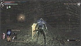 Zakręcamy dwa razy w lewo - w wąskim przejściu czyha pułapka (aktywowana przyciskiem w ziemi) i przedmiot po lewej (Unknown Heros Soul ) - Demons Souls: Shrine of Storms (3) - solucja, opis przejścia - Demons Souls - poradnik do gry