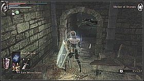 Na dole znajdziemy dwa wyjścia - jedno prowadzi z powrotem do poprzedniej komnaty, a drugie na zewnątrz - Demons Souls: Shrine of Storms (3) - solucja, opis przejścia - Demons Souls - poradnik do gry