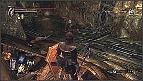 Pniemy się do góry po kładkach [1] aż trafimy na pierwszego wroga - Demons Souls: Valley od Defilement - solucja, opis przejścia - Demons Souls - poradnik do gry