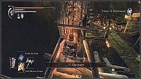 Szukamy jeszcze niższego zlepia desek [1] - zeskakujemy na niego i obalamy most kopniakiem - Demons Souls: Valley od Defilement - solucja, opis przejścia - Demons Souls - poradnik do gry